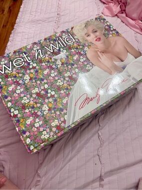 Wet n Wild Holiday Marilyn Monroe Limited Box Set 22 pcs New In Box